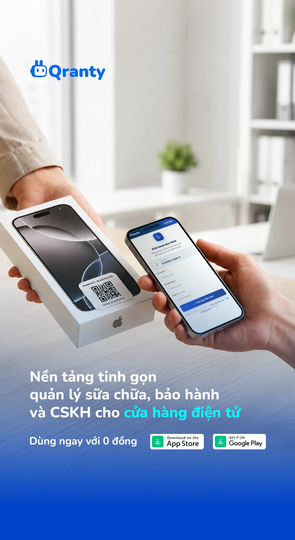Khách quét mã QR trên hộp máy để quản lý bảo hành bằng mã QR ngay tại quầy