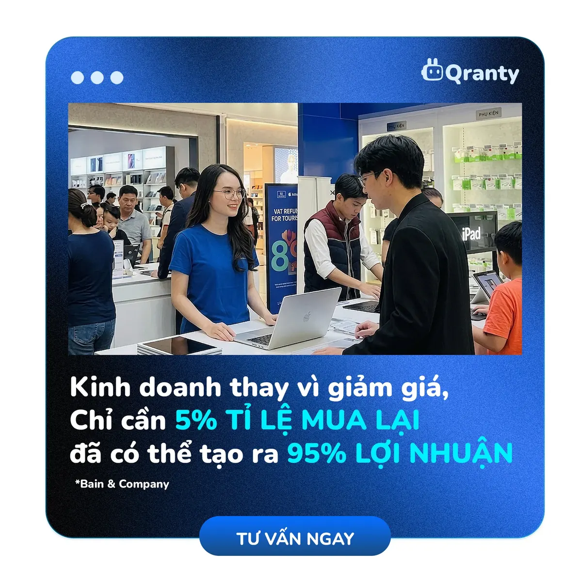 Nhân viên cửa hàng điện thoại quét IMEI để tra cứu trải nghiệm bảo hành cho khách tại quầy